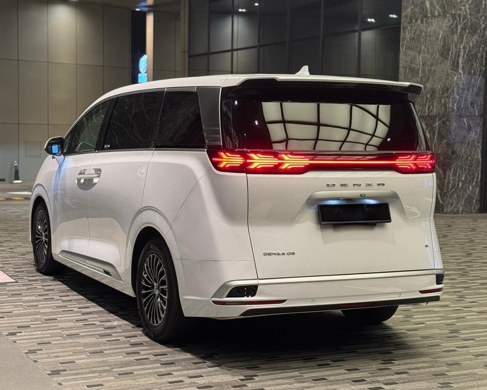 Denza D9 (White) - Image 2