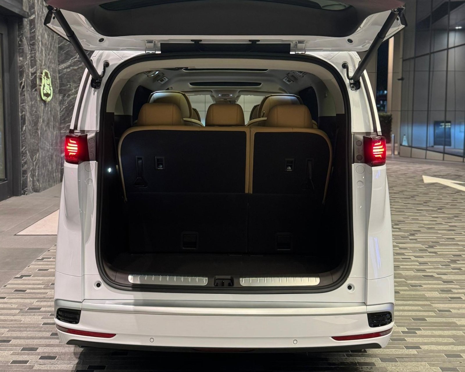 Denza D9 (White) - Image 3