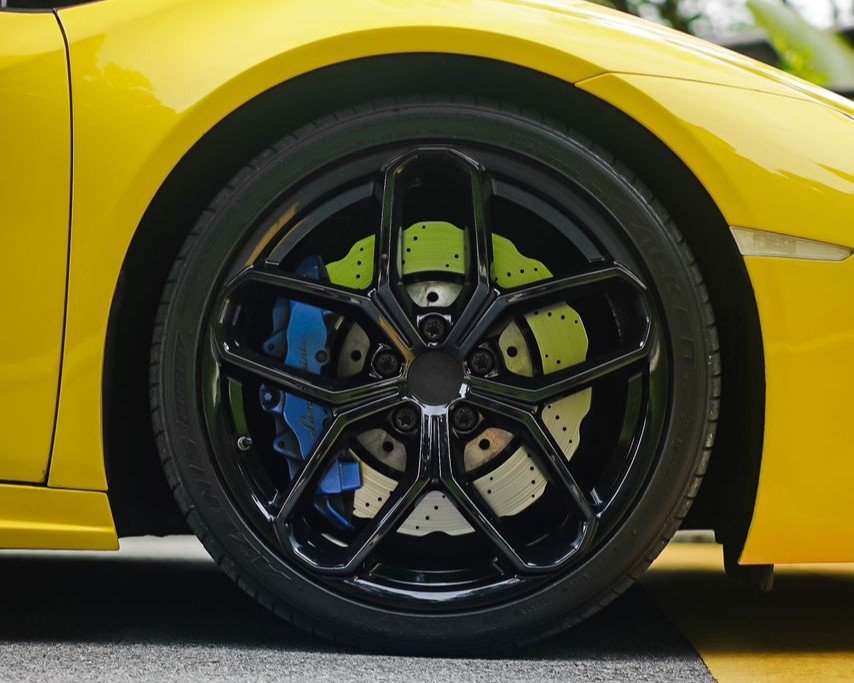 Lamborghini Huracan (Yellow) - Image 3