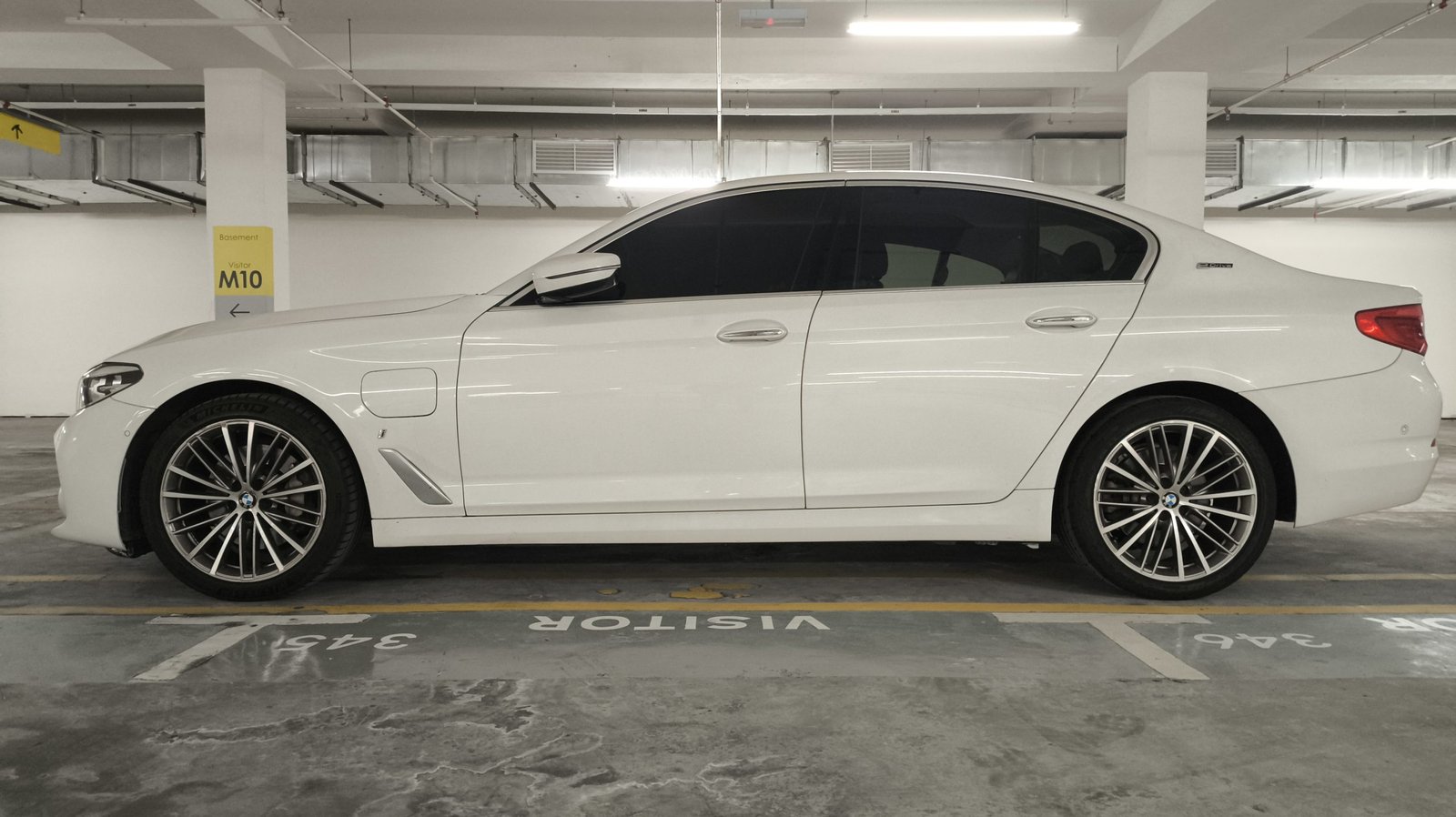 BMW 530e G30 (White) - Image 6