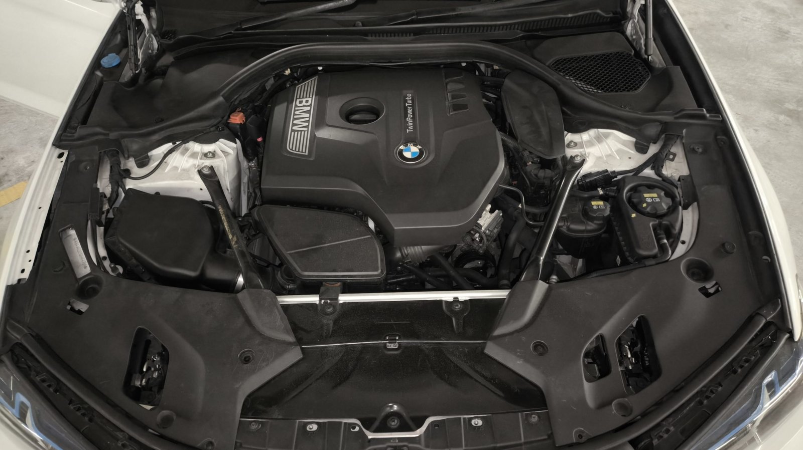 BMW 530i G30 (White) - Image 17