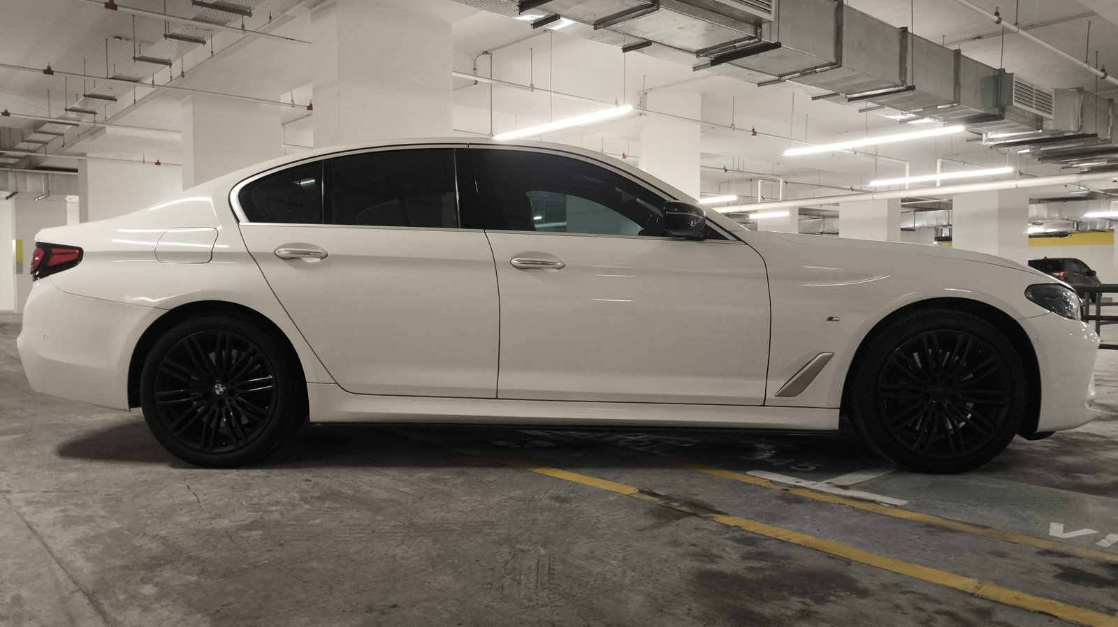 BMW 530i G30 (White) - Image 5