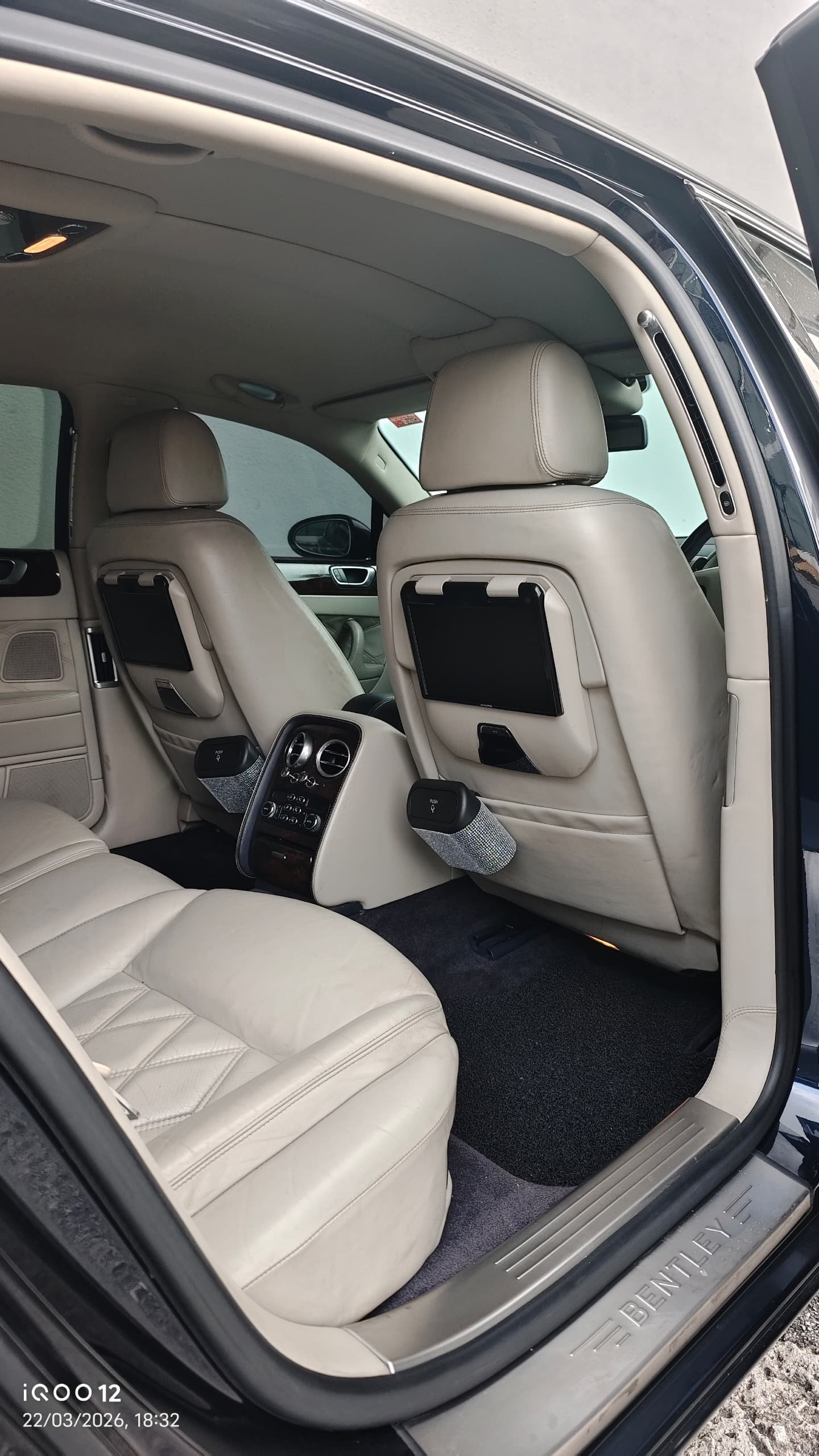 Bentley Continental Flying Spur (Black) - Image 10