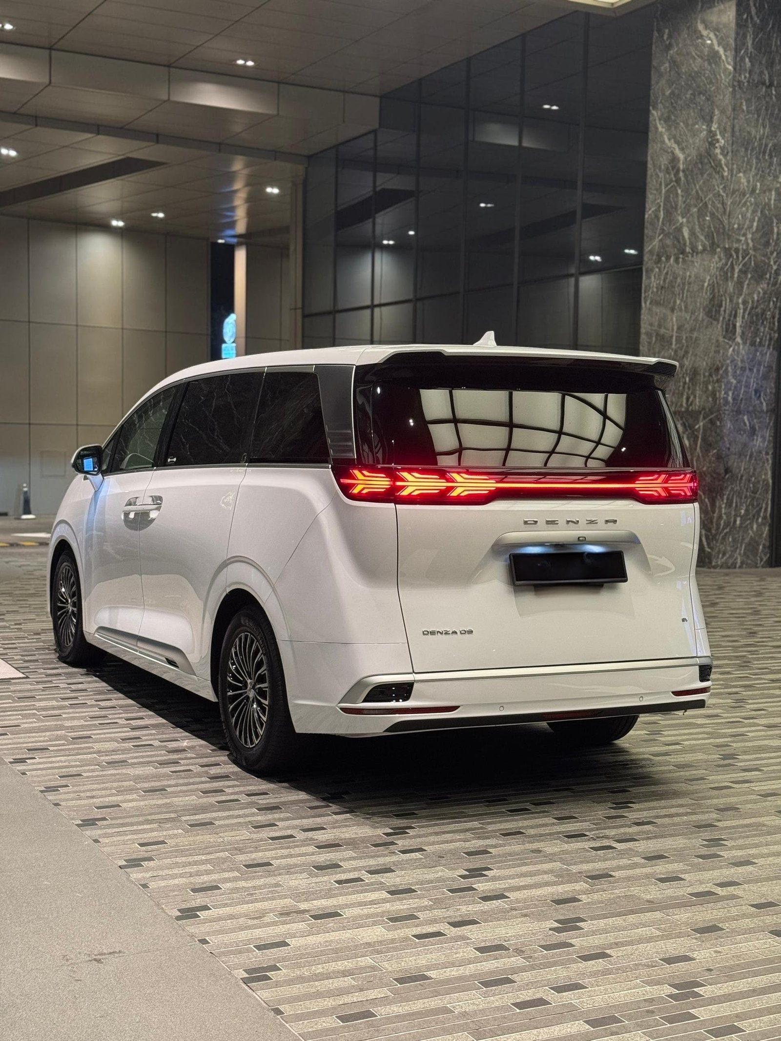 Denza D9 (White) - Image 4