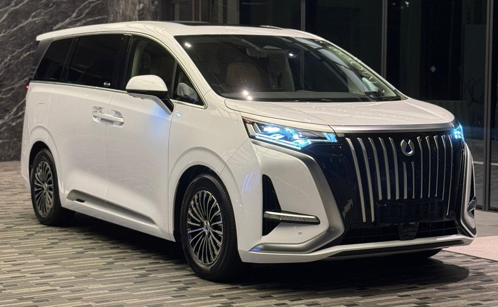 Denza D9 (White)