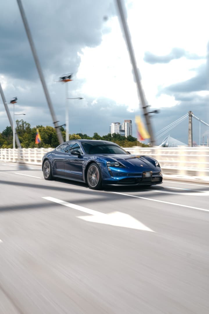 Porsche Taycan 4S (Blue) - Image 9
