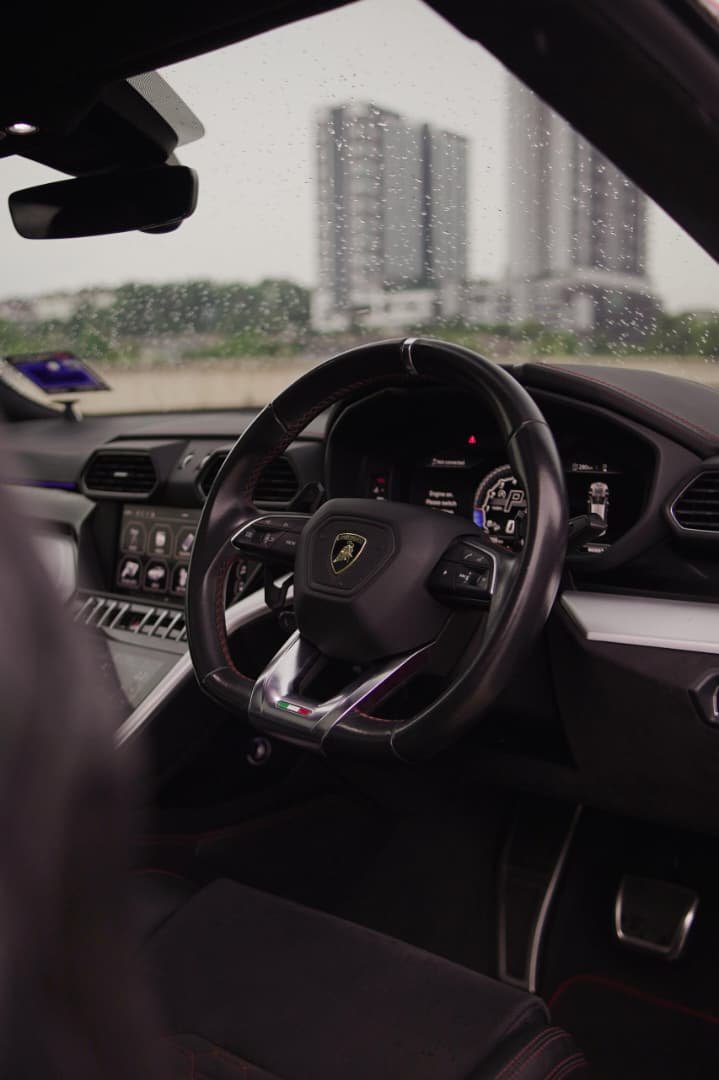 Lamborghini Urus (Red) - Image 13