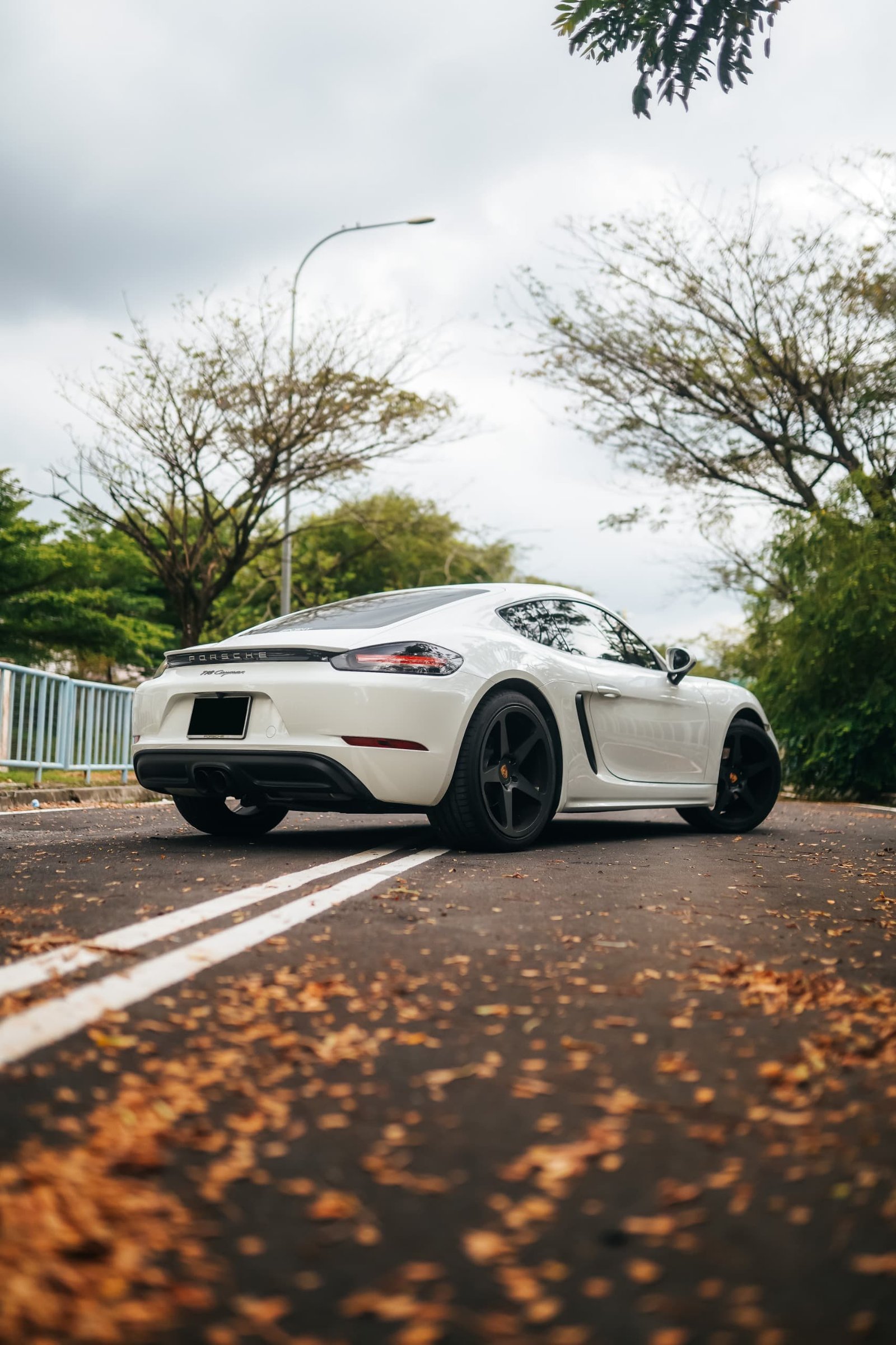 Porsche 718 Cayman (White) - Image 6