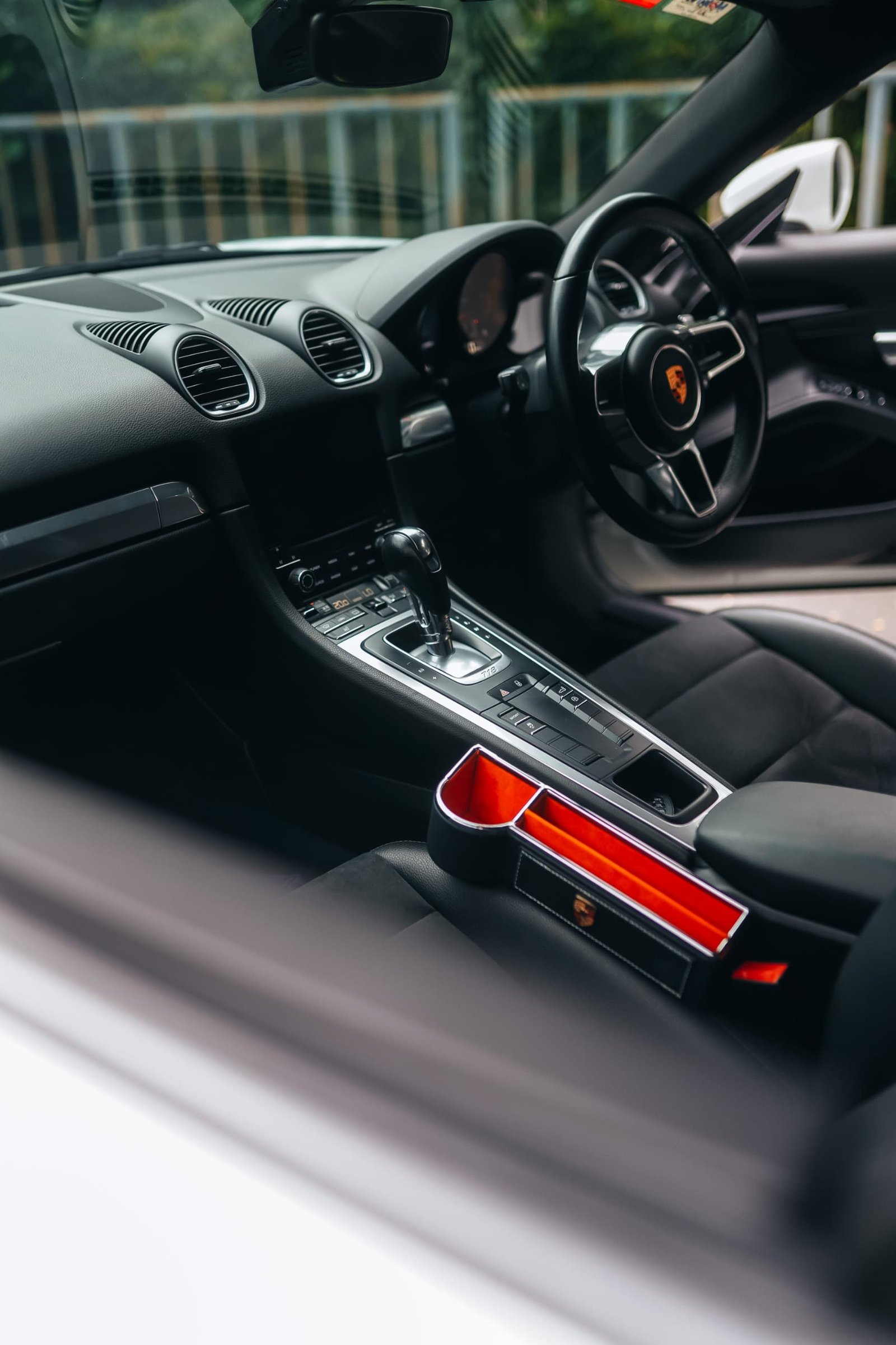 Porsche 718 Cayman (White) - Image 13